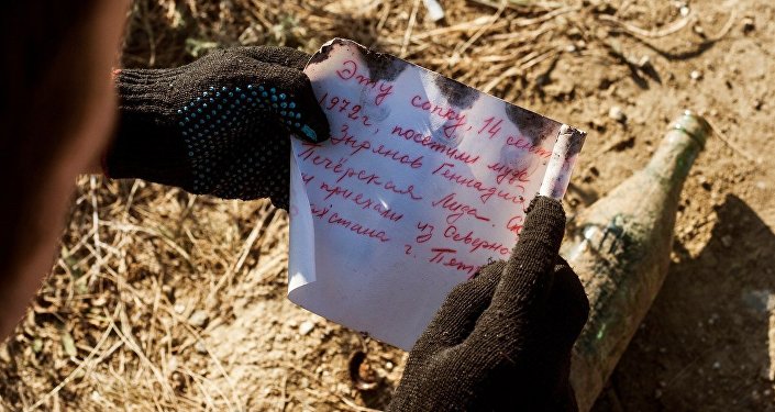 Туристы из Нижнего Новгорода нашли в Крыму послание от жителей Северного Казахстана, пролежавшее в земле 44 года