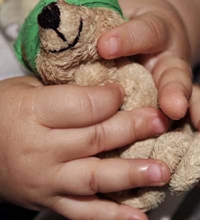 Игрушка в руках ребенка