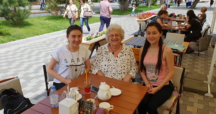 Анита Рай Уорд с Жаннур и ее сестрой Балжан в Алматы, июнь 2018 года