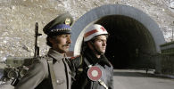  Советский регулировщик и афганский солдат несут службу по охране высокогорного тоннеля на перевале Саланг
