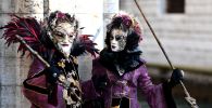 Участники карнавала в Венеции