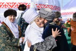 Люди обнимаются и приветствуют друг друга в праздник Наурыз