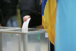 Голосование на одном из избирательных участков города в день второго тура выборов президента Украины.