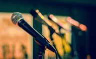Микрофон, сцена, иллюстративное фото