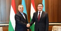 Встреча казахстанского премьера Аскара Мамина (справа) и премьера Венгрии Виктора Орбана