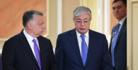 Президент Казахстана во время пресс-конференции с премьером Венгрии Виктором Орбаном