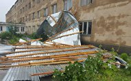 Сильный ветер снес крышу здания в ЮКО Сильный ветер снес крышу здания в ЮКО