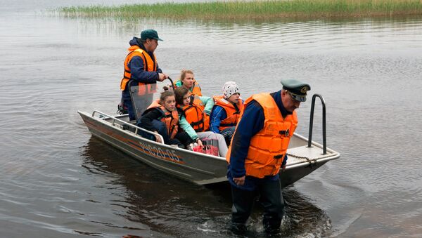 Дети, спасенные в ходе поисково-спасательной операции в Карелии - Sputnik Казахстан