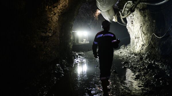 Архивное фото шахтера в шахте - Sputnik Казахстан