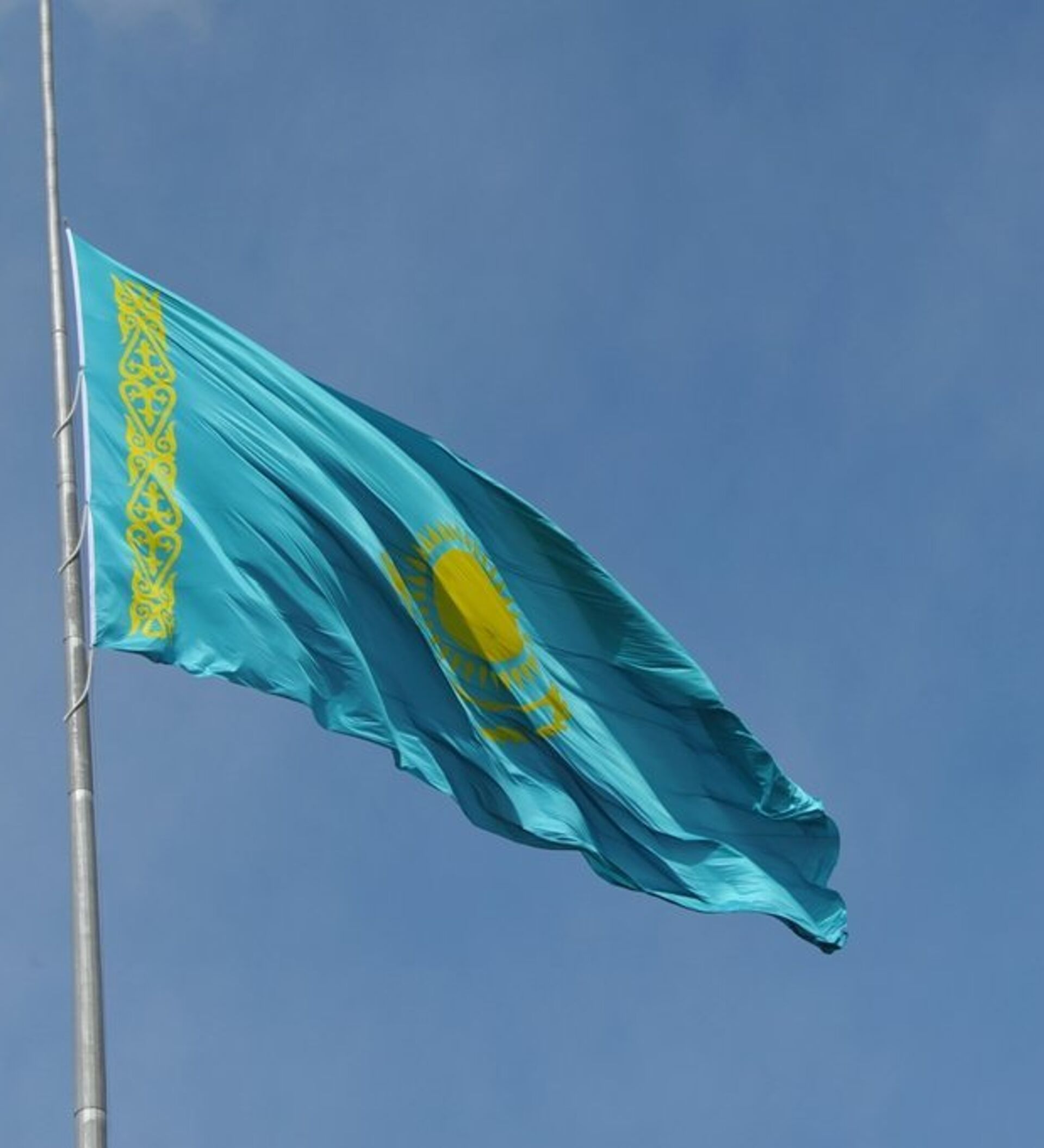 Флаг траура фото. Приспущенный флаг Казахстана. Казахстан столица флаг. Флагшток Казахстана. Флаг Казахстана и Казахстан.