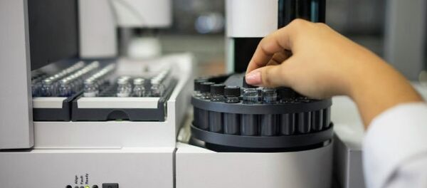 Архивное фото: лаборант проверят образцы тестирования на допинг Архивное фото: лаборант проверят образцы тестирования на допинг - Sputnik Казахстан