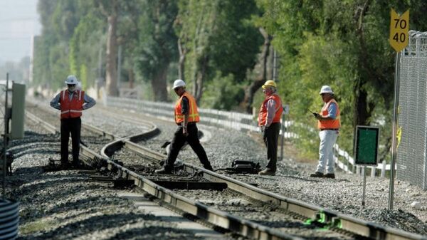 Рабочие на железной дороге в США. Архивное фото  - Sputnik Қазақстан