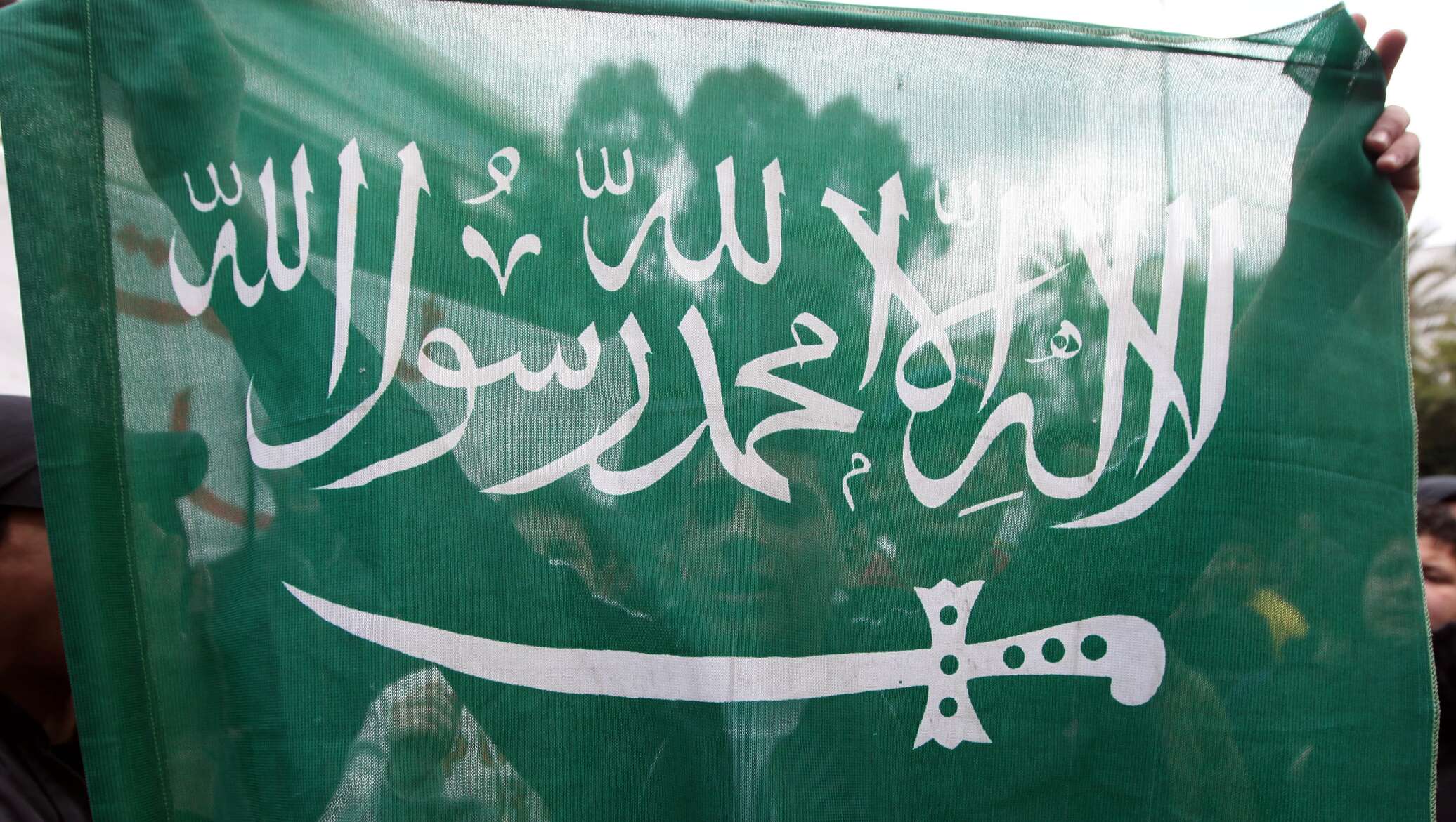 Саудовская аравия перевод. Флаг Саудовской. Флаг Саудии. Флаг Саудовской Аравии фото. Флаг Саудовской Аравии черный.