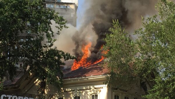 В Алматы горит здание с кафе и магазином - Sputnik Казахстан