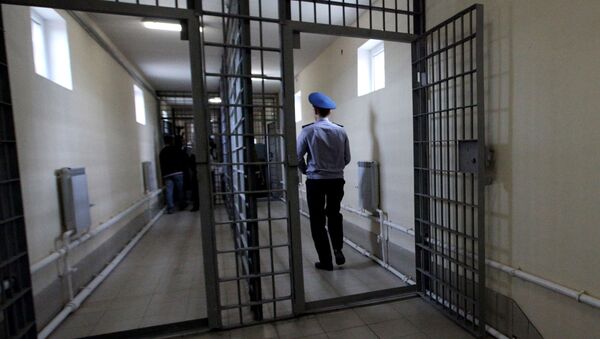Офицер в одном из коридоров российского следственного изолятора - Sputnik Казахстан