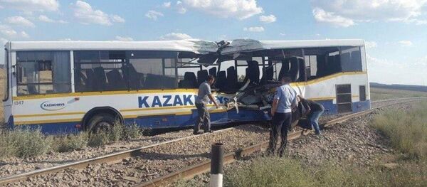 Тепловоз и автобус столкнулись под Жезказганом Тепловоз и автобус столкнулись под Жезказганом - Sputnik Казахстан