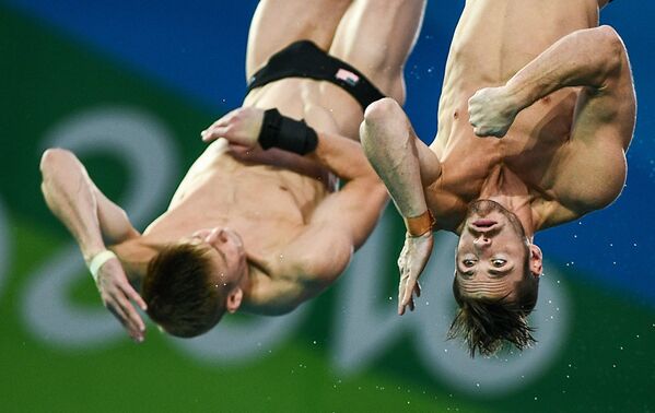 Давид Будайя и Стил Джонсон (США) во время финальных соревнований по синхронным прыжкам на Олимпиаде в Рио. - Sputnik Казахстан
