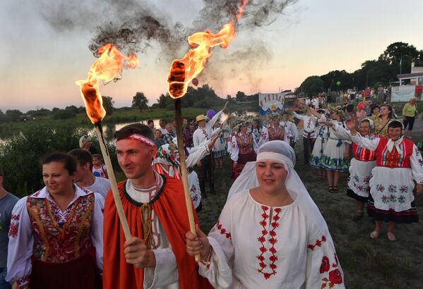 Люди с факелами на празднике Ивана Купалы на берегу залива Припяти в древнем белорусском Турове - Sputnik Казахстан