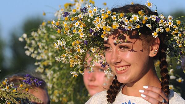 Девушки на летнем празднике - Sputnik Казахстан
