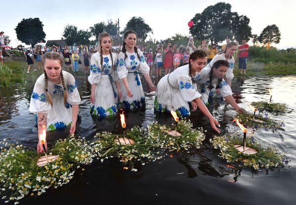 Девушки пускают по воде венки на празднике Ивана Купалы на берегу залива Припяти в древнем белорусском Турове - Sputnik Казахстан