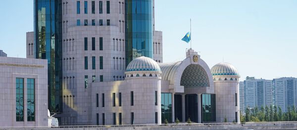 Флаг у здания сената приспущен в день национального траура по жертвам коронавируса Флаг у здания сената приспущен в день национального траура по жертвам коронавируса - Sputnik Казахстан