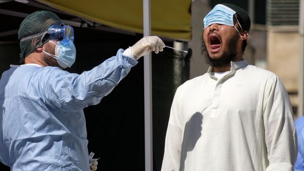 Медик берет у мужчины в маске пробу для анализа на коронавирус   - Sputnik Казахстан