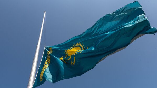 Приспущенный государственный флаг Казахстана в день национального траура - Sputnik Қазақстан