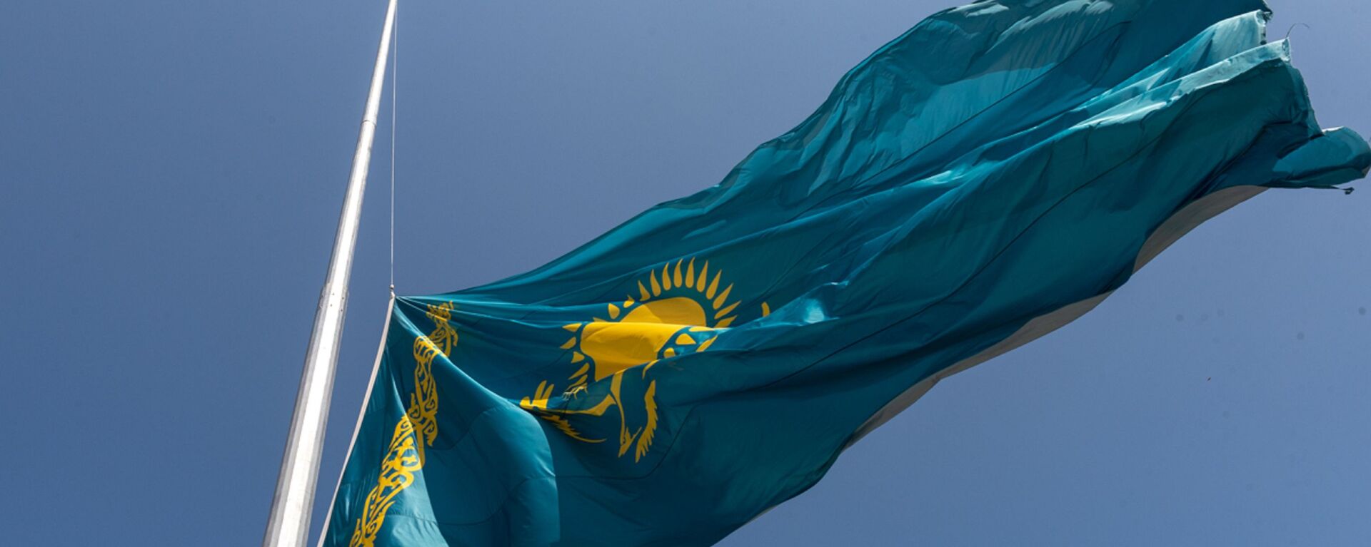 Приспущенный государственный флаг Казахстана в день национального траура - Sputnik Казахстан, 1920, 24.05.2022