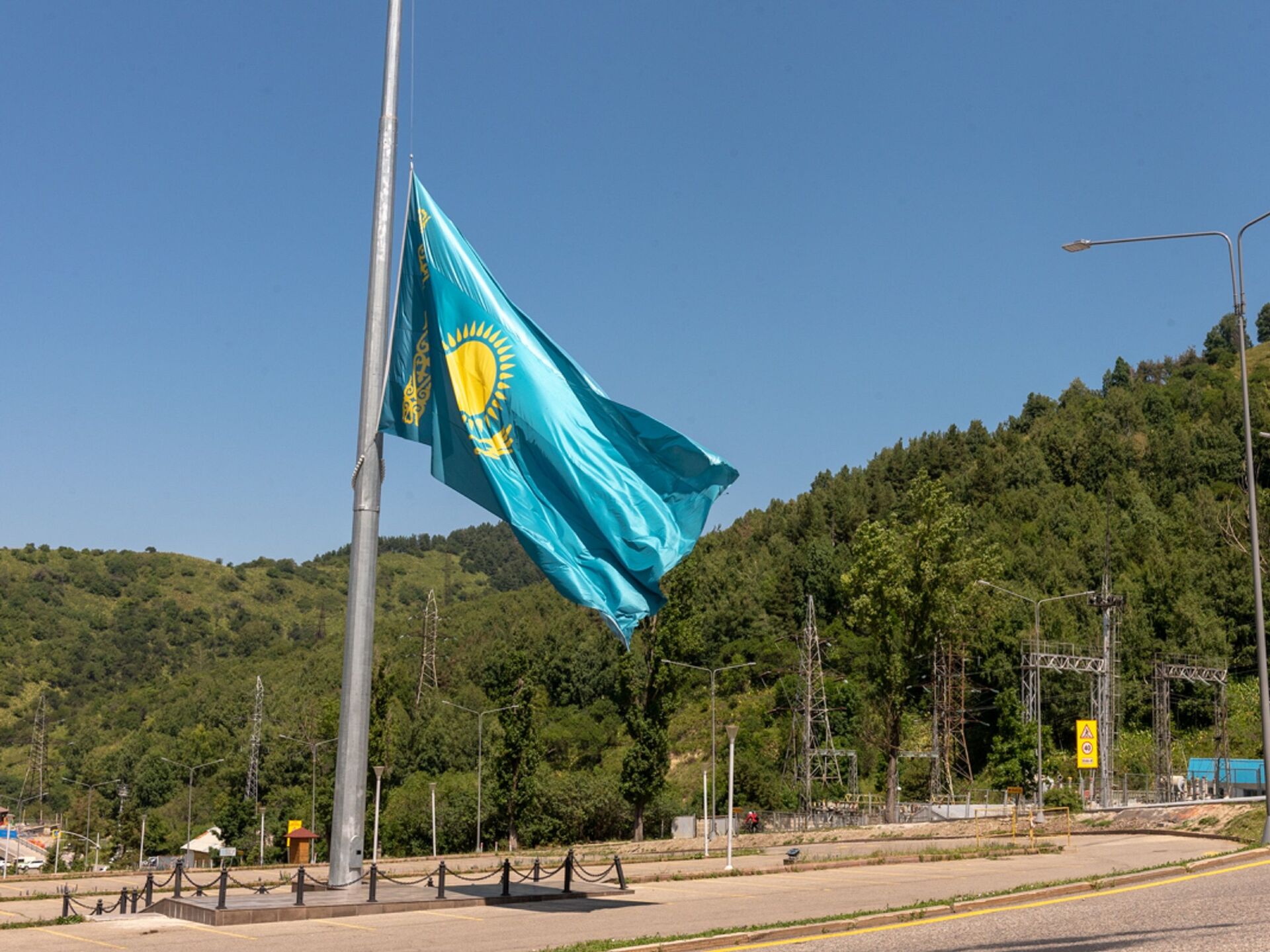 Сегодня день общенационального траура. Приспущенный флаг. Приспущенный флаг Казахстана. Национальный дни траура РК. Қозоғистонда ГЕРБН.