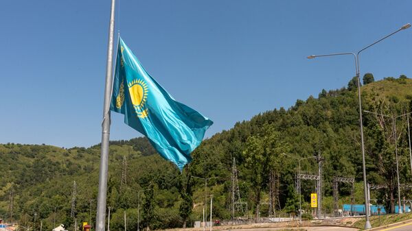 В день национального траура государственный флаг приспустили в Алматы - Sputnik Казахстан