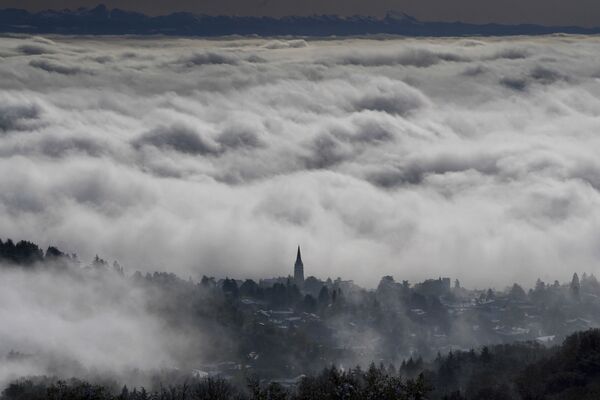 Цунами из облаков над местечком Сен-Сир-о-Мон-д'Ор около Лиона, Франция - Sputnik Казахстан