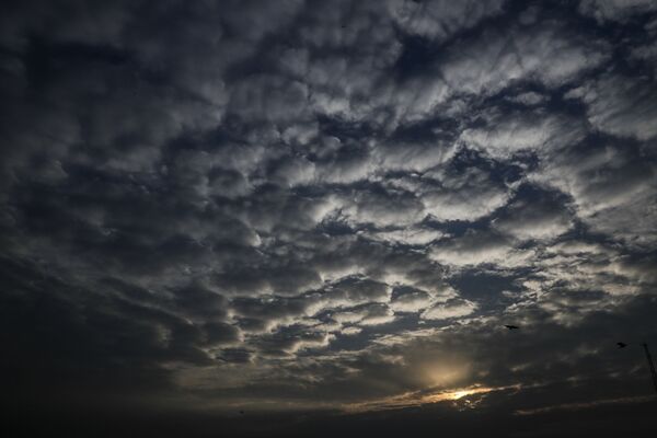 Барханы из облаков во время заката над индийской Калькуттой во время циклона - Sputnik Казахстан