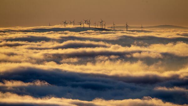 Окруженные облаками ветрогенераторы в Таунусе, Германия  - Sputnik Қазақстан
