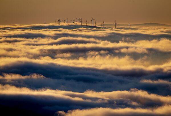 Окруженные облаками ветрогенераторы в Таунусе, Германия  - Sputnik Казахстан