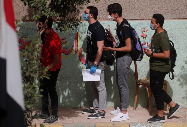 Учащиеся старших классов в защитных масках в первый день выпускных экзаменов в Каире, Египет - Sputnik Казахстан