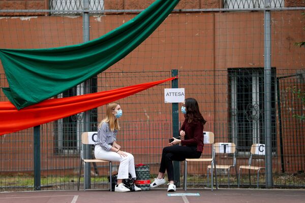 Студенты во время сдачи экзаменов в Риме, Италия  - Sputnik Казахстан