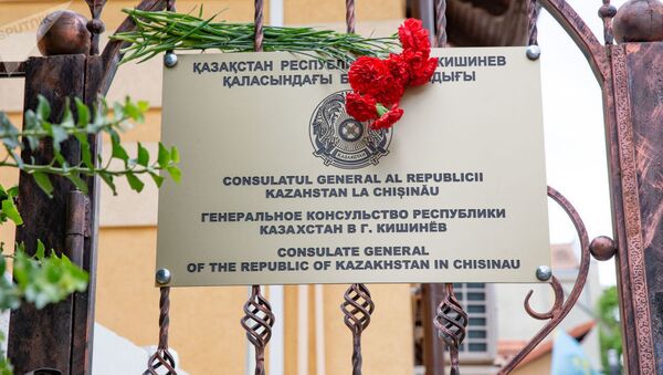 Гвоздики возле здания генерального консульства Казахстана в Кишиневе - Sputnik Казахстан