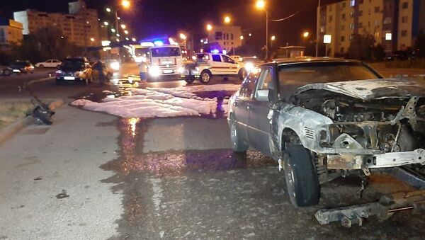Mercedes и мопед загорелись после столкновения в Алматы - Sputnik Казахстан