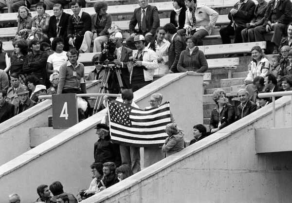 Зрители с амеркианским флагом на торжественной церемонии открытия Олимпийских игр в Москве - Sputnik Қазақстан