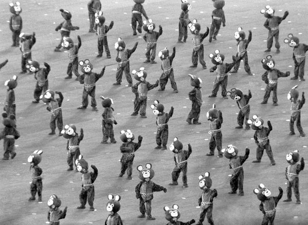 Юные участники праздника в костюмах олимпийского мишки выступают на торжественном открытии Игр ХХII Олимпиады - Sputnik Қазақстан