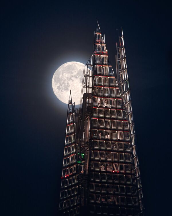 Снимок The Moon and the Shard британского фотографа Mathew Browne из категории Our Moon, попавший в шортлист конкурса Insight Investment Astronomy Photographer of the Year 2020  - Sputnik Казахстан
