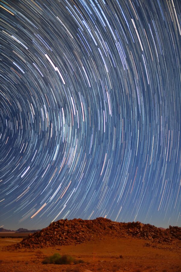 Снимок Startrails in Namib Desert австралийского фотографа Qiqige (Nina) Zhao из категории Young, попавший в шортлист конкурса Insight Investment Astronomy Photographer of the Year 2020  - Sputnik Казахстан