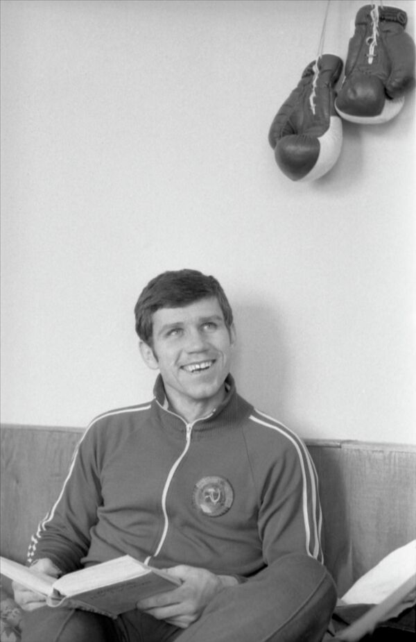 Как казахстанский боксер Виктор Демьяненко завоевал серебро на Олимпиаде в Москве - Sputnik Казахстан