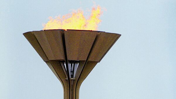 Советский баскетболист Сергей Белов зажигает олимпийский огонь во время торжественной церемонии открытия XXII Олимпийских игр в Москве. - Sputnik Казахстан