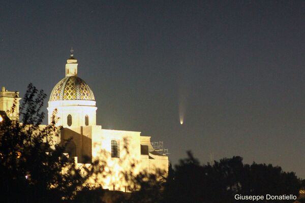 Комета NEOWISE в небе над Орийским собором в Италии  - Sputnik Казахстан