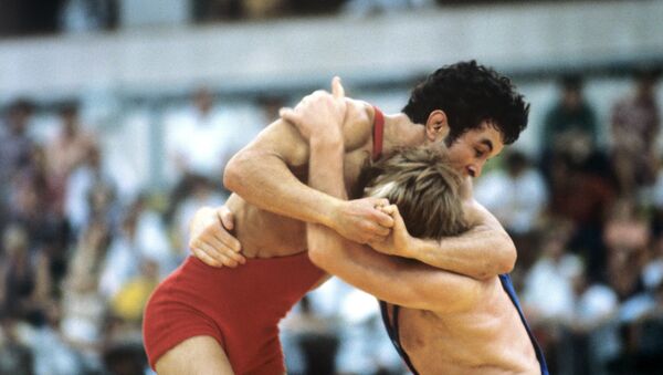 Шамиль Сериков (в красном) в финальном поединке за золото Олимпиады-80 - Sputnik Қазақстан