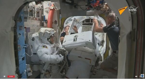 Космонавты МКС вышли в открытый космос - прямая трансляция - Sputnik Казахстан