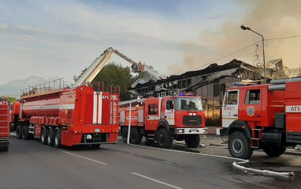 В Наурызбайском районе Алматы горит здание, в котором расположен супермаркет - Sputnik Казахстан