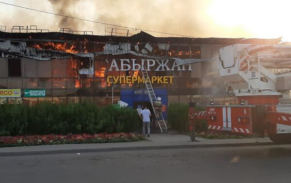 В Наурызбайском районе Алматы горит здание, в котором расположен супермаркет - Sputnik Казахстан