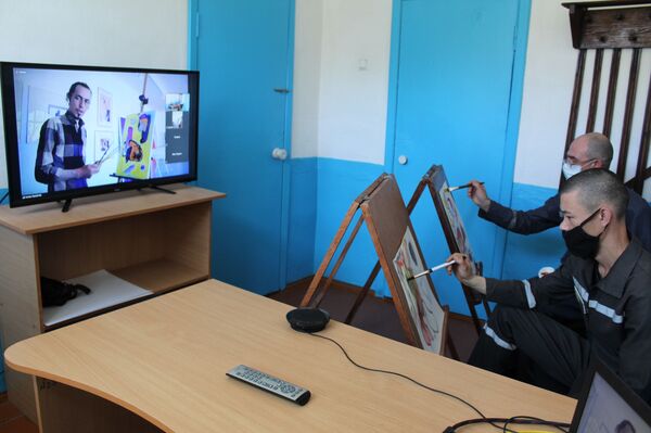 Мастер-класс за решеткой: именитый художник поделился опытом с заключенными Казахстана Мастер-класс за решеткой: именитый художник поделился опытом с заключенными Казахстана - Sputnik Казахстан